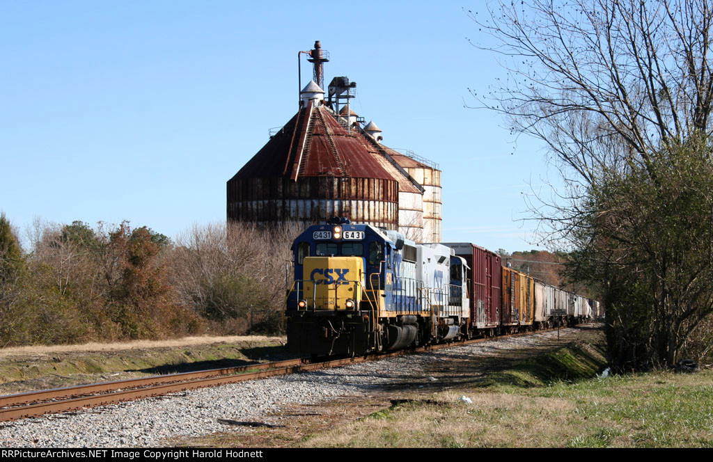 CSX 6431 & 2262 lead train F728 towards the yard